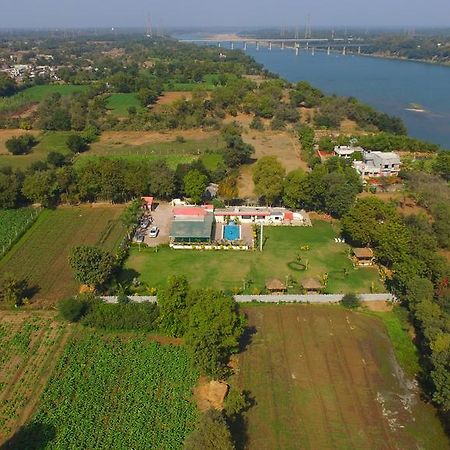 Krishna Farm Hotel Vasad Buitenkant foto